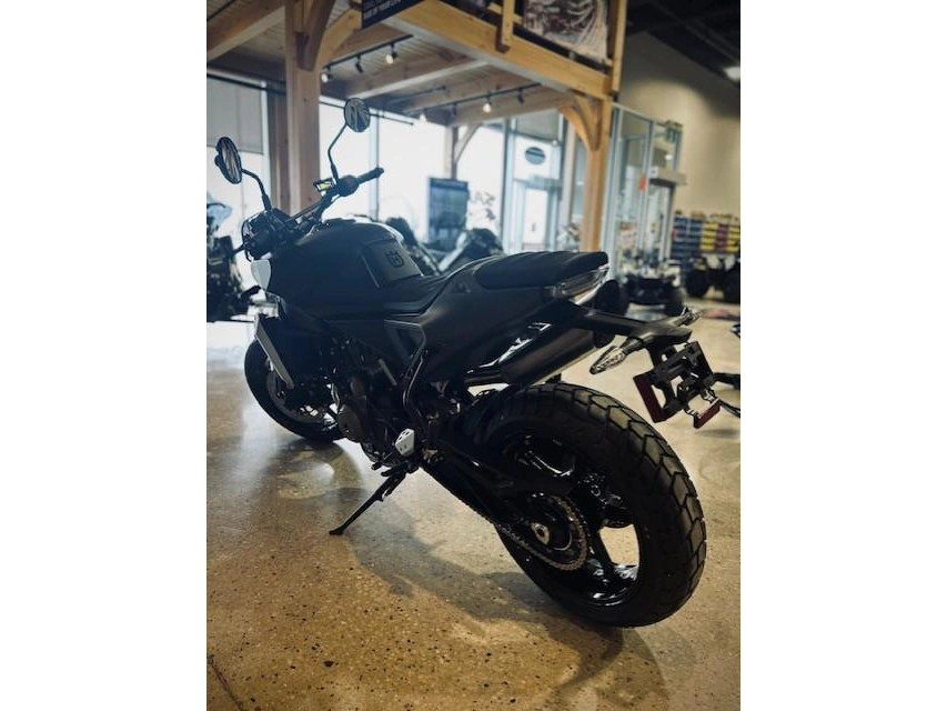 2025 Husqvarna 801 Svartiplen