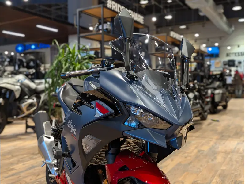 2026 Kawasaki Ninja 500 SE // Metallic Matte Twilight Blue/Candy Persimmon Red thumbnail 3