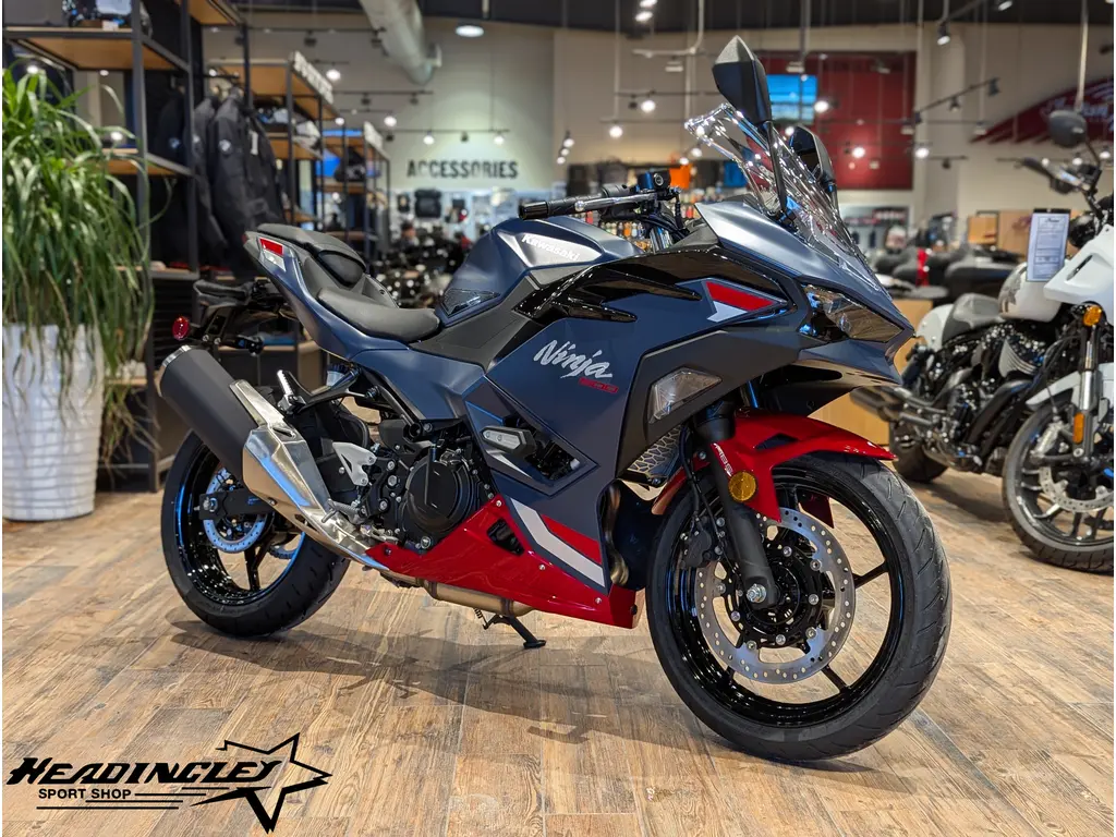 2026 Kawasaki Ninja 500 SE // Metallic Matte Twilight Blue/Candy Persimmon Red 