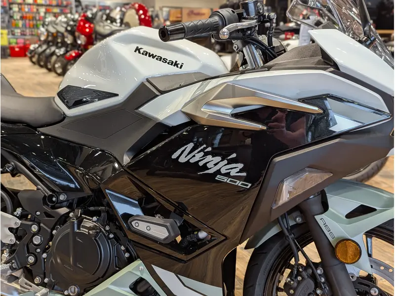 2026 Kawasaki Ninja 500 SE // Pearl Robotic White/Pearl Matte Sage Green thumbnail 7