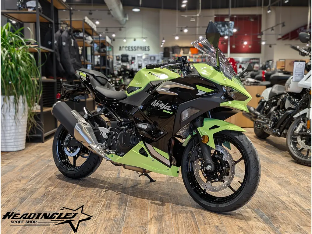 2026 Kawasaki Ninja 500 SE // Metallic Yellowish Green/Ebony 