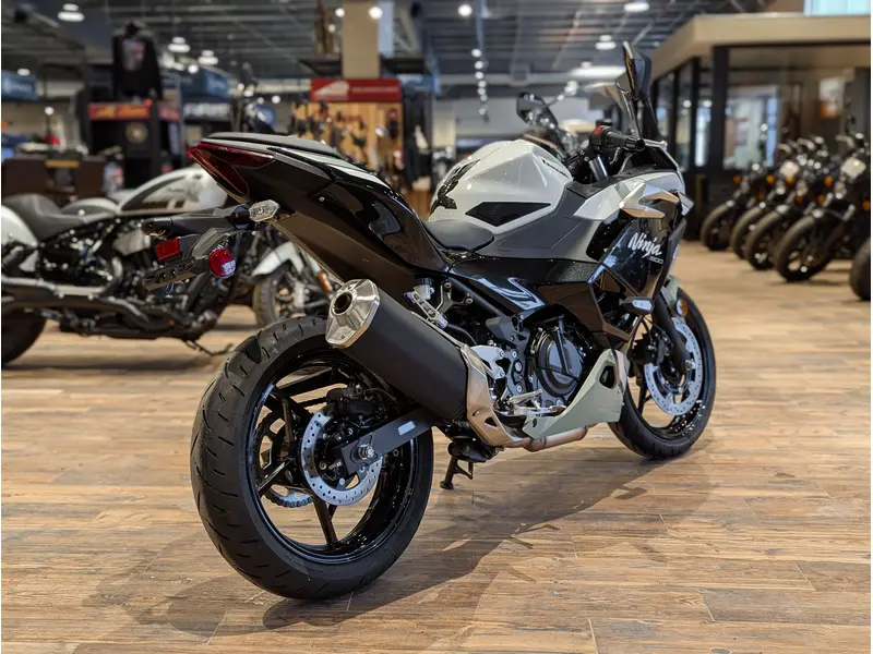 2026 Kawasaki Ninja 500 SE // Pearl Robotic White/Pearl Matte Sage Green thumbnail 11