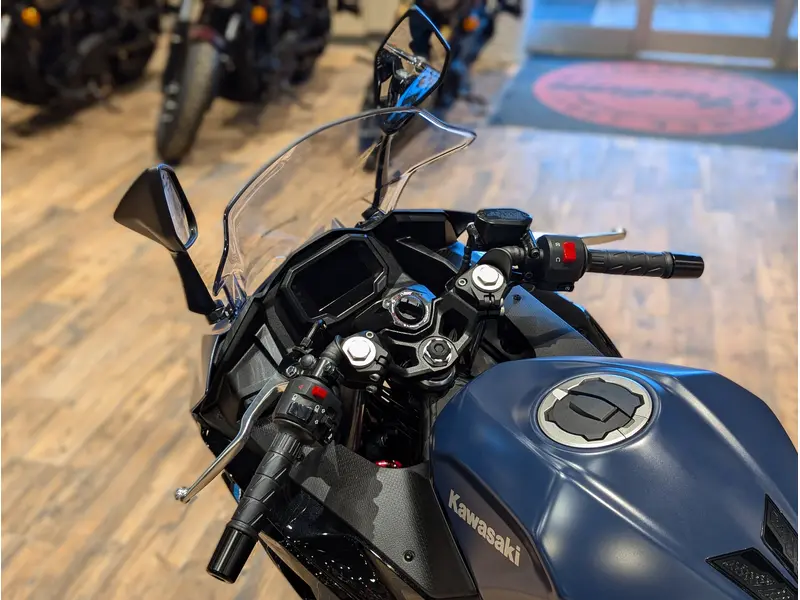2026 Kawasaki Ninja 500 SE // Metallic Matte Twilight Blue/Candy Persimmon Red thumbnail 8