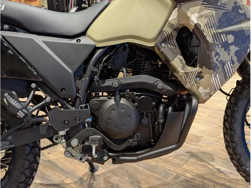 2026 Kawasaki KLR650 Adventure // Cypher Camo Beige (Matte)/Metallic Matte Carbon Gray thumbnail 6