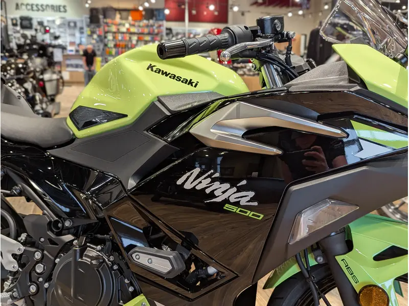 2026 Kawasaki Ninja 500 SE // Metallic Yellowish Green/Ebony thumbnail 7
