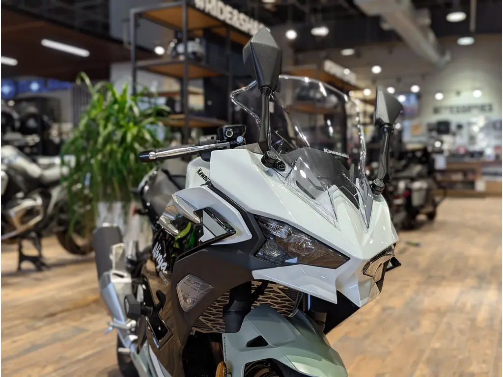 New 2026 Kawasaki Ninja 500 SE // Pearl Robotic White/Pearl Matte