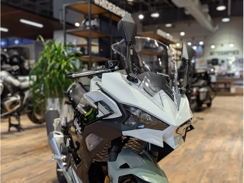 2026 Kawasaki Ninja 500 SE // Pearl Robotic White/Pearl Matte Sage Green thumbnail 3