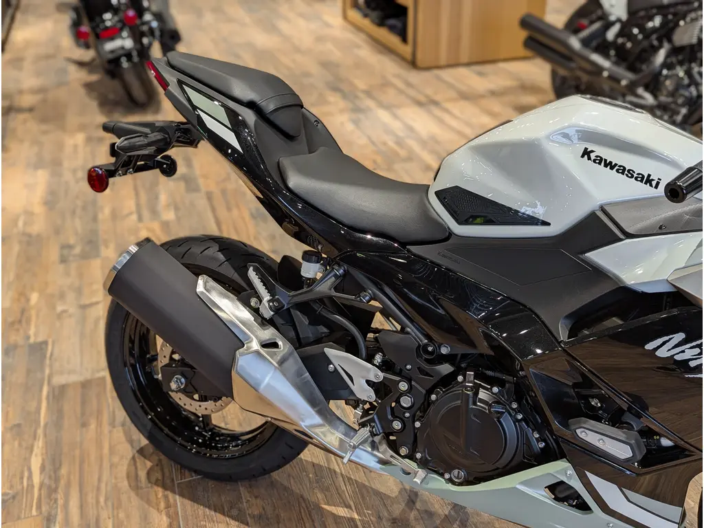 New 2026 Kawasaki Ninja 500 SE // Pearl Robotic White/Pearl Matte