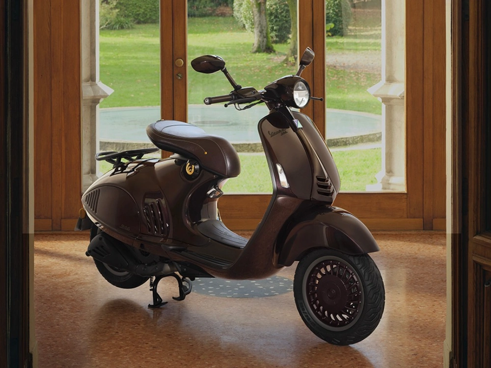 Vespa 946 Horse 2026 alt