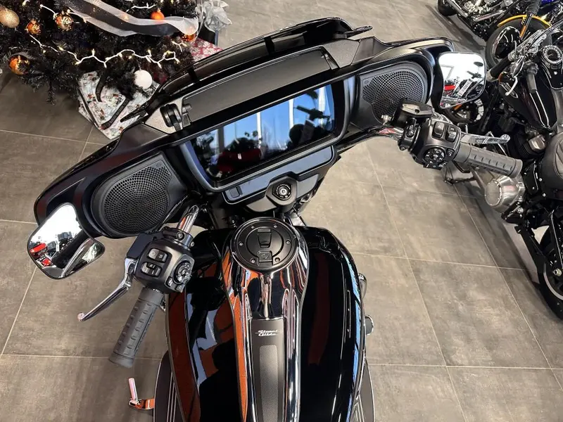 Harley-Davidson Street Glide™ Vivid Black Chrome Trim 2026