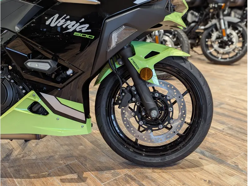 2026 Kawasaki Ninja 500 SE // Metallic Yellowish Green/Ebony thumbnail 4
