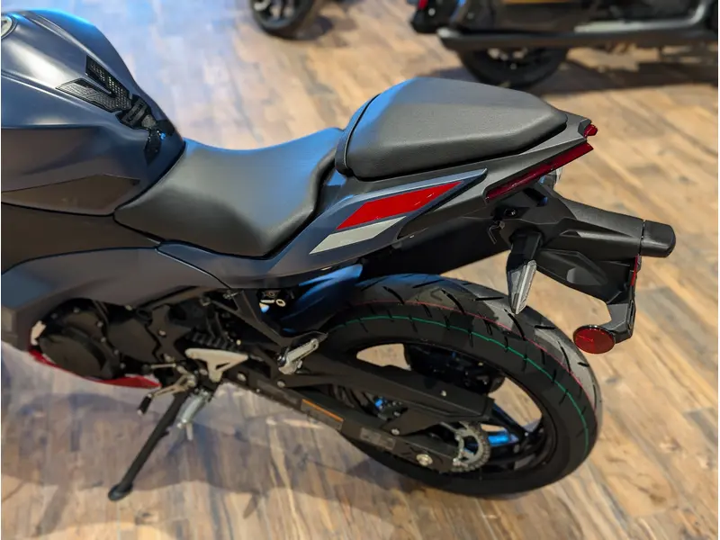 2026 Kawasaki Ninja 500 SE // Metallic Matte Twilight Blue/Candy Persimmon Red thumbnail 12
