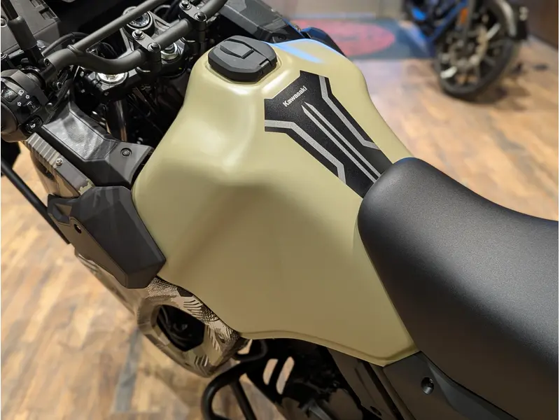 2026 Kawasaki KLR650 Adventure // Cypher Camo Beige (Matte)/Metallic Matte Carbon Gray thumbnail 9
