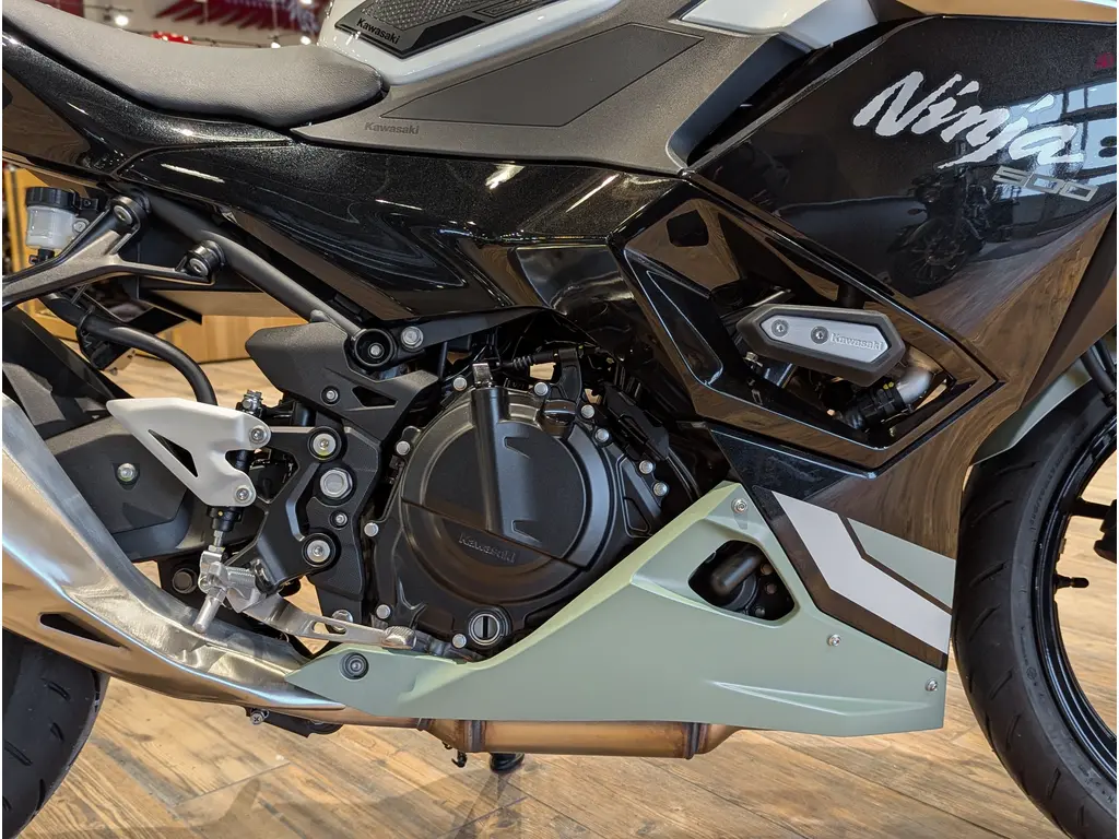New 2026 Kawasaki Ninja 500 SE // Pearl Robotic White/Pearl Matte