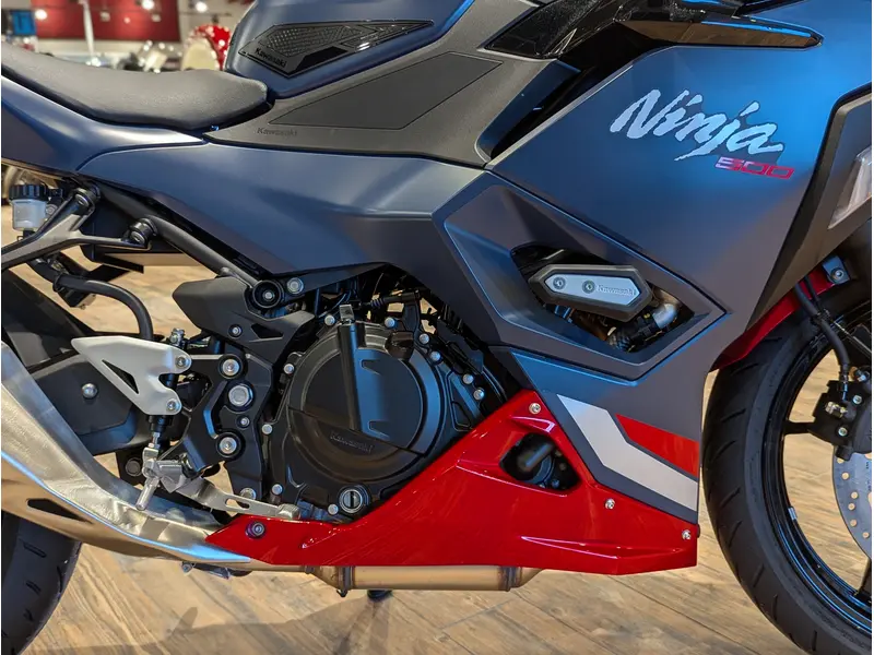 2026 Kawasaki Ninja 500 SE // Metallic Matte Twilight Blue/Candy Persimmon Red thumbnail 6