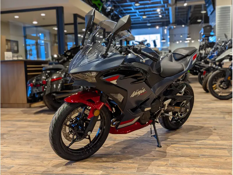 2026 Kawasaki Ninja 500 SE // Metallic Matte Twilight Blue/Candy Persimmon Red thumbnail 13