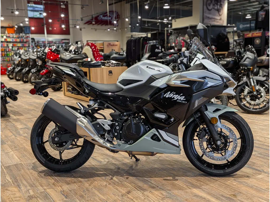 New 2026 Kawasaki Ninja 500 SE // Pearl Robotic White/Pearl Matte