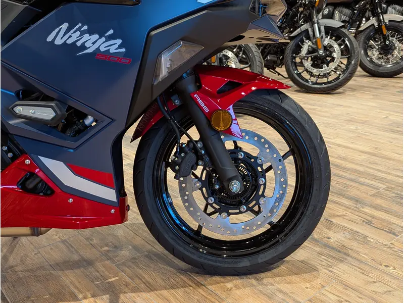 2026 Kawasaki Ninja 500 SE // Metallic Matte Twilight Blue/Candy Persimmon Red thumbnail 4