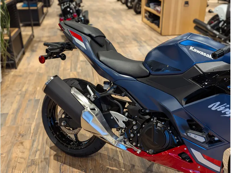 2026 Kawasaki Ninja 500 SE // Metallic Matte Twilight Blue/Candy Persimmon Red thumbnail 10