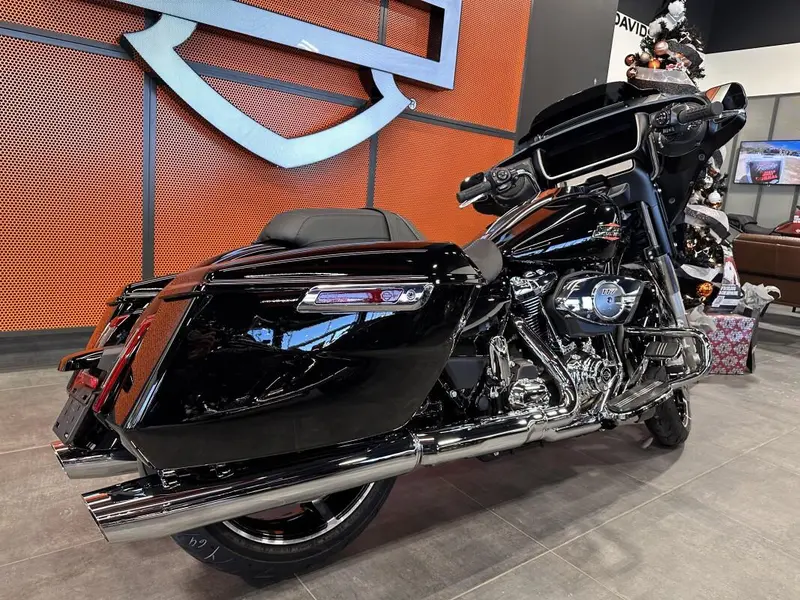 Harley-Davidson Street Glide™ Vivid Black Chrome Trim 2026