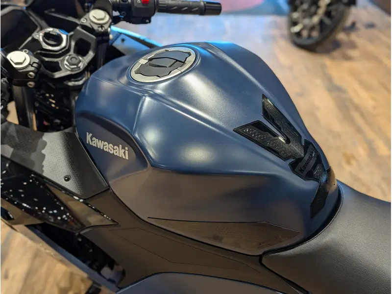 2026 Kawasaki Ninja 500 SE // Metallic Matte Twilight Blue/Candy Persimmon Red thumbnail 9