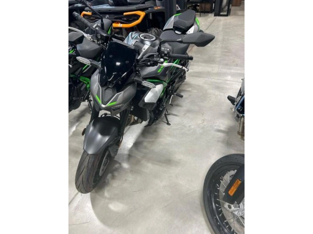 Kawasaki Z900 2025 alt