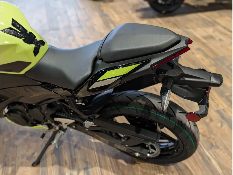 2026 Kawasaki Ninja 500 SE // Metallic Yellowish Green/Ebony thumbnail 12