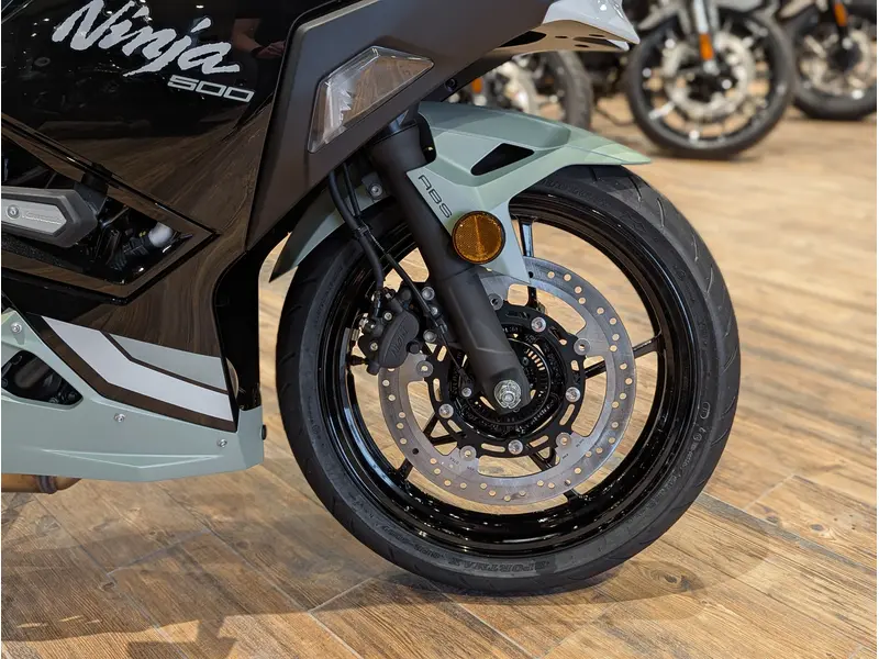 2026 Kawasaki Ninja 500 SE // Pearl Robotic White/Pearl Matte Sage Green thumbnail 4