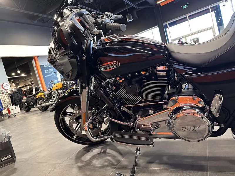 Harley-Davidson Street Glide™ Vivid Black Chrome Trim 2026