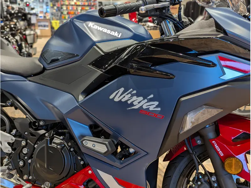 2026 Kawasaki Ninja 500 SE // Metallic Matte Twilight Blue/Candy Persimmon Red thumbnail 7