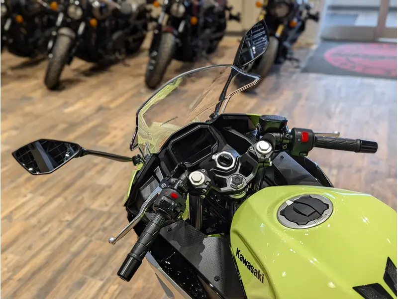 2026 Kawasaki Ninja 500 SE // Metallic Yellowish Green/Ebony thumbnail 8
