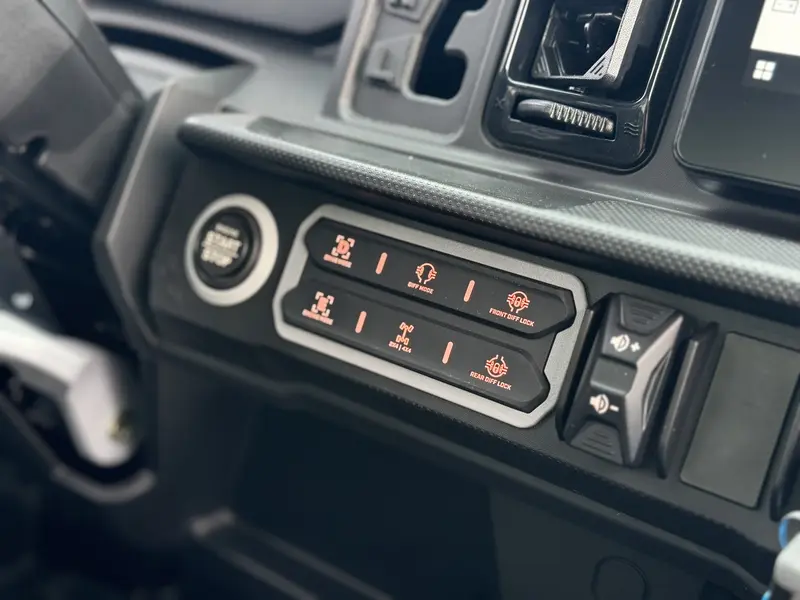 2026 Can-Am DEFENDER LIMITED CAB HD11