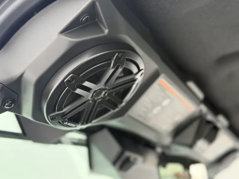 2026 Can-Am DEFENDER LIMITED CAB HD11