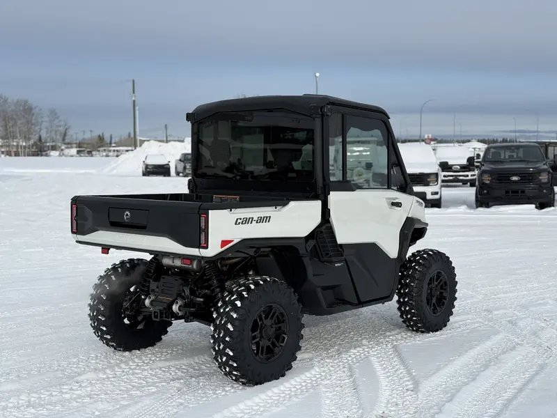 2026 Can-Am DEFENDER LIMITED CAB HD11