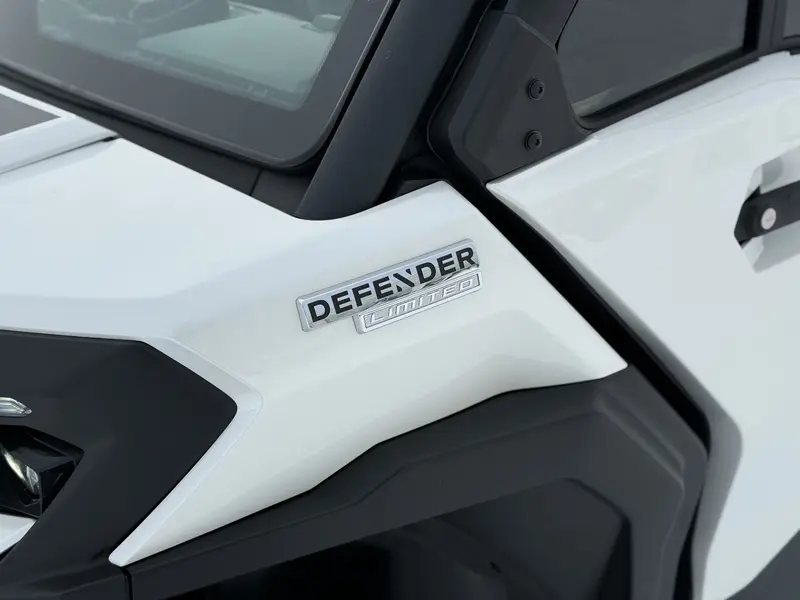 2026 Can-Am DEFENDER LIMITED CAB HD11