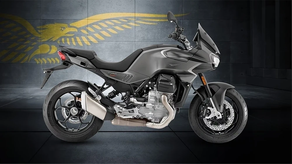 CELEBRATE MOTO GUZZI SUPER SUMMER ON A V100 MANDELLO alt
