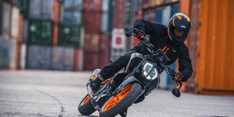 Why the KTM Duke 390 is Ideal for Various Riders, Including Beginners alt