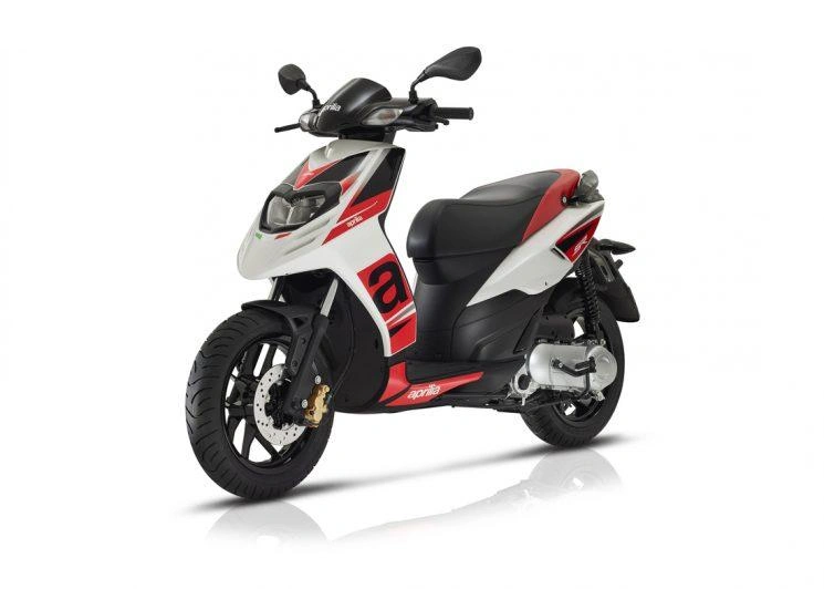 LE PLUS SPORTIF DES SCOOTERS, LE SR 50 MT MOTARD DE APRILIA!! alt