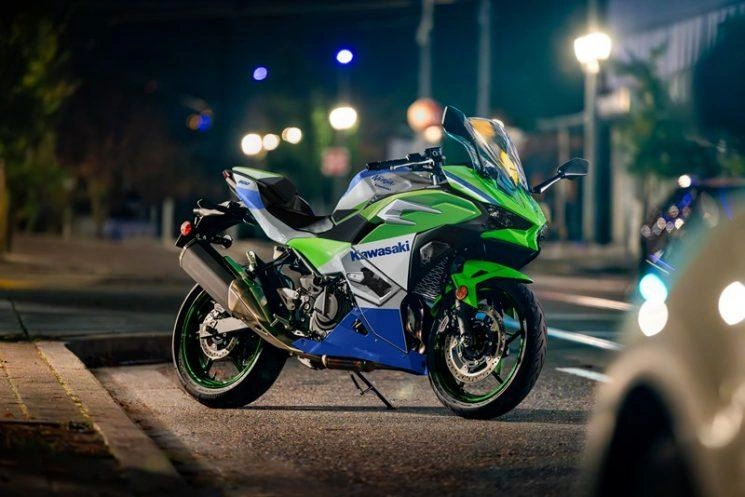 Kawasaki dévoile les Ninja Edition 40ème Anniversaire pour 2024 alt