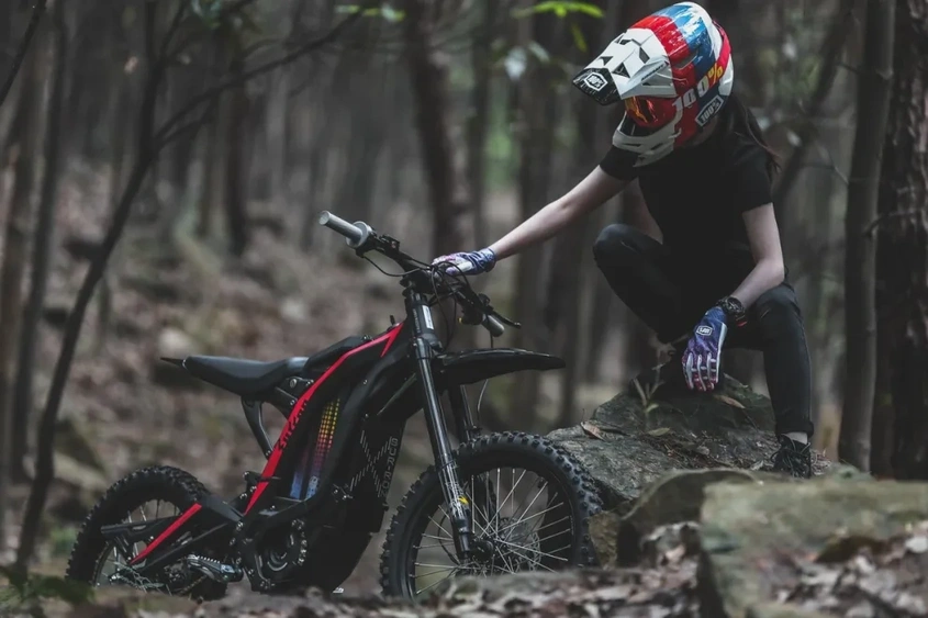 Sur-Ron, des motos électriques à ne pas sous-estimer! alt