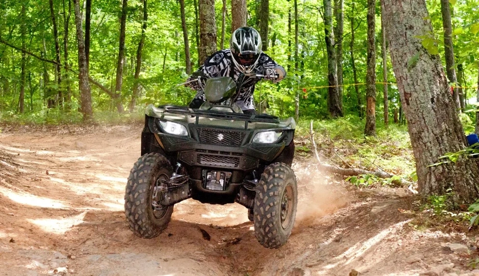 Suzuki KingQuad 500 2015 : un vrai dur | Motos Illimitées alt