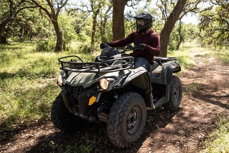 Fonctionnel et polyvalent, découvrez le VTT Outlander Can-Am alt