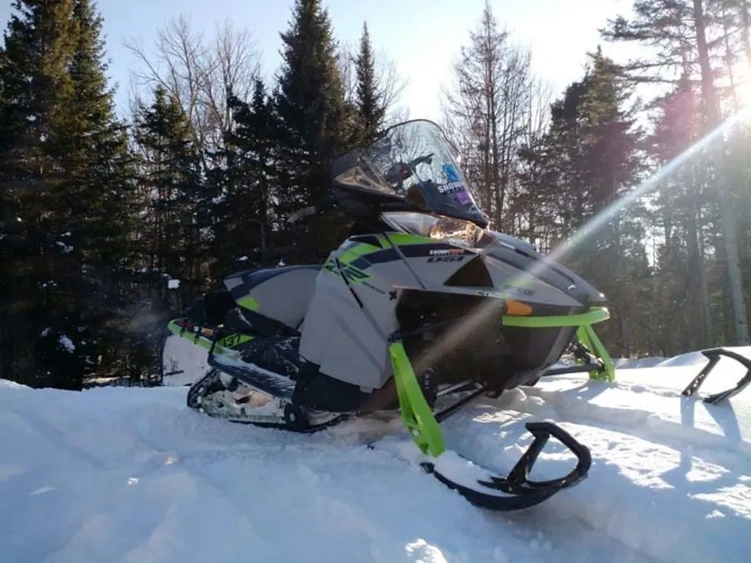 Arctic Cat ZR 8000 Sno Pro 137 2018 : essai | Motos Illimitées alt