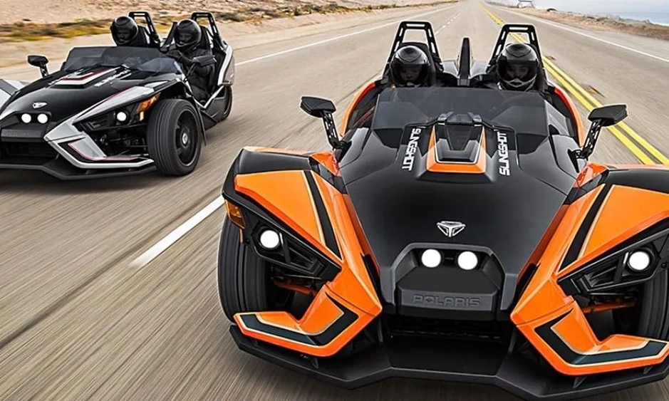 Slingshot de Polaris VS voiture sport | Motos Illimitées alt