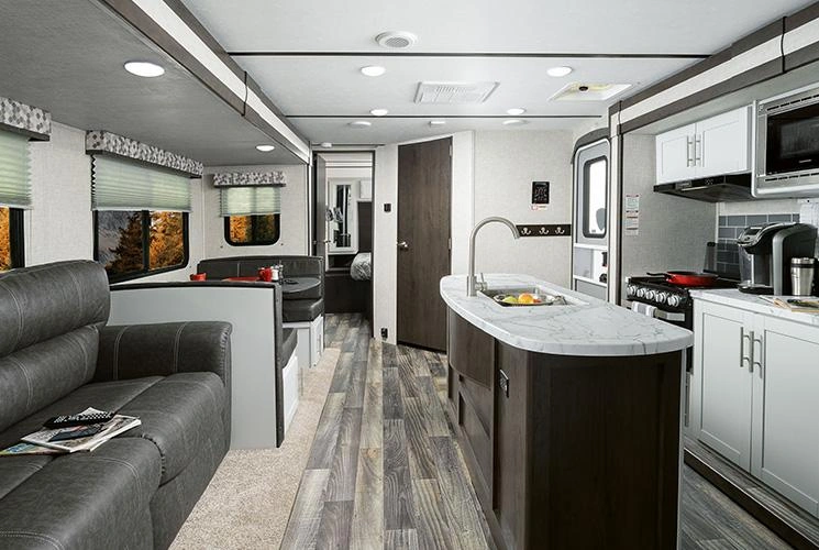 Découvrez la gamme de roulottes Bullet de Keystone pour des vacances en toute liberté! alt