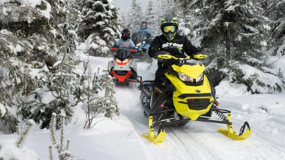 Snowmobile Safety Essentials: What Every Rider Must Have for a Safe and Enjoyable Winter Adventure alt