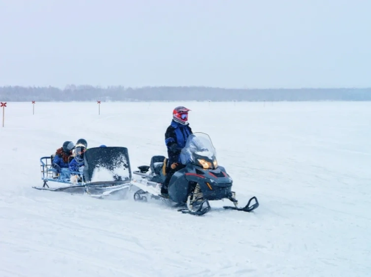 Motoneige en famille : tout ce qu’il faut savoir pour passer des journées hivernales inoubliables alt