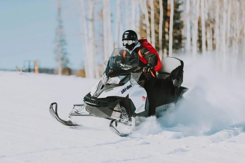 Comment bien préparer sa motoneige pour la saison hivernale au Québec : le guide complet, de l’entretien jusqu’aux règles de sécurité alt