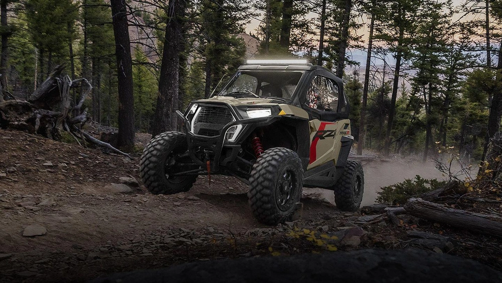 Guide de transition : comment ranger correctement votre motoneige Polaris et préparer votre VTT alt