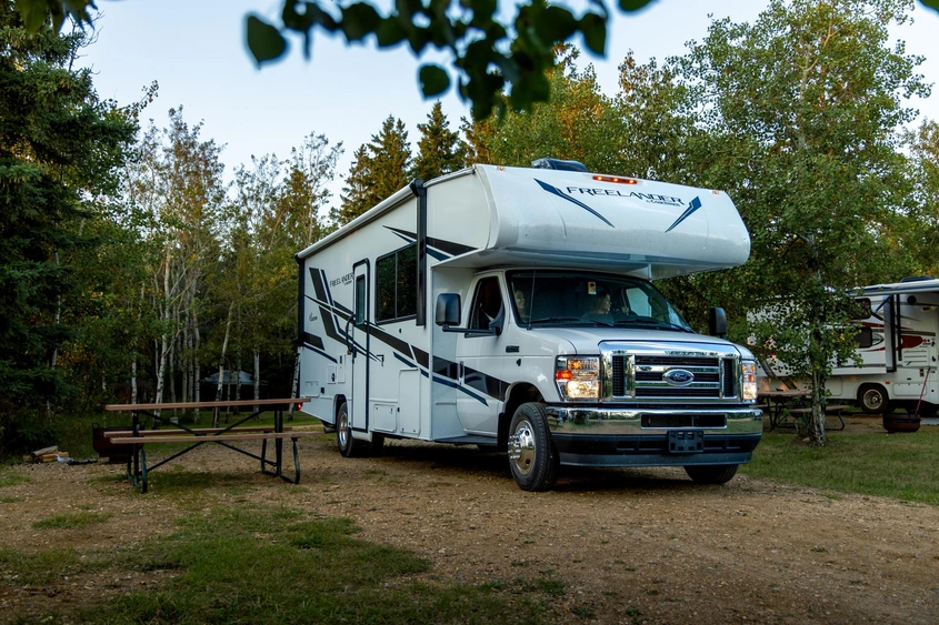 Quelle est la différence entre une roulotte de voyage, une fifth wheel et un motorisé ? alt